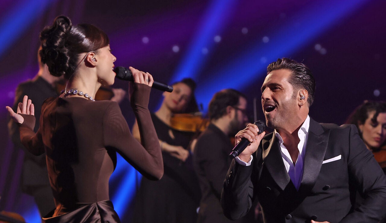 Bustamante sorprende en La Voz y canta con Audrey &lsquo;S&eacute;&rsquo; 