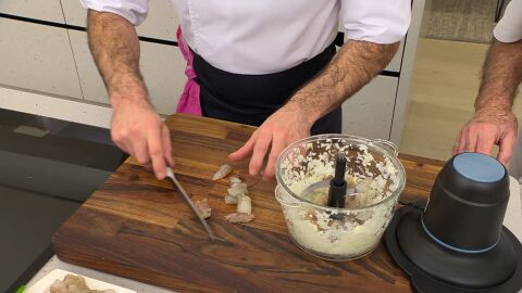 Corta los langostinos en trozos, introdúcelos en la picadora