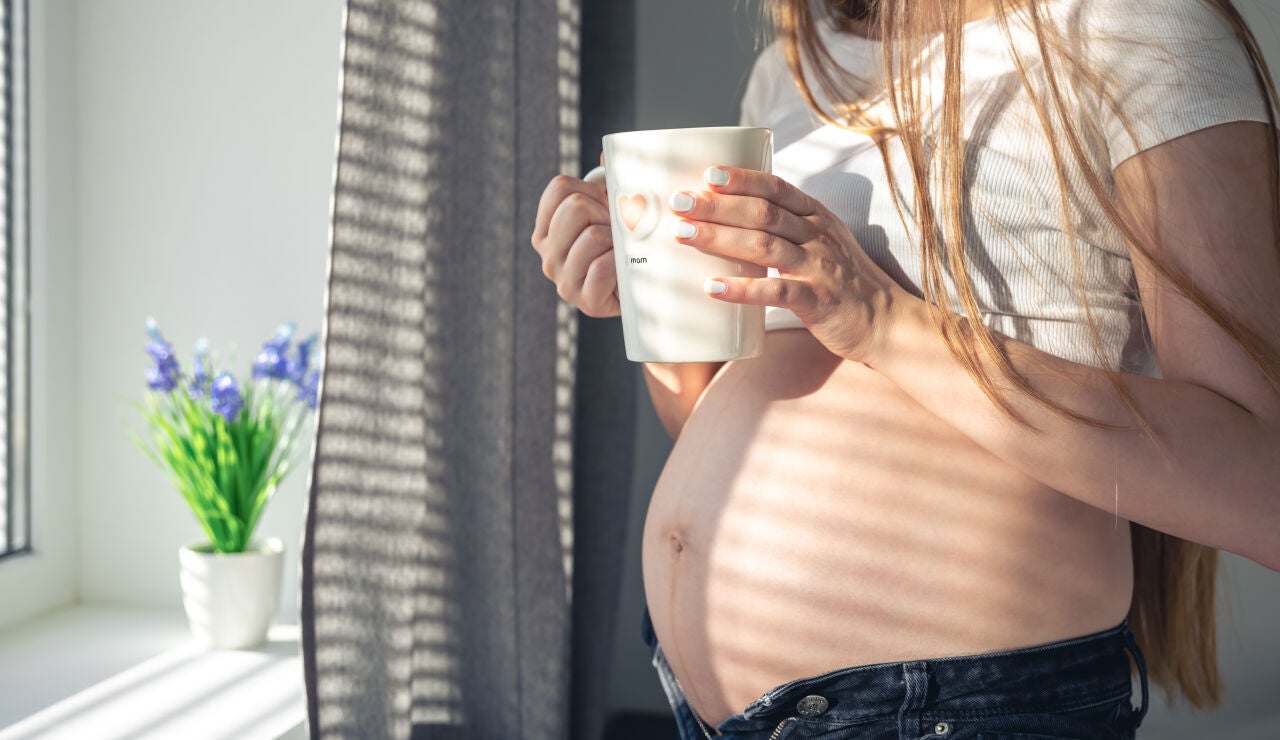 Una embarazada con una taza 