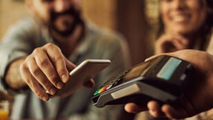 Una pareja paga con tarjeta