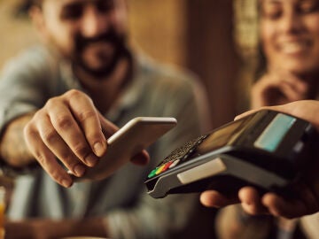 Una pareja paga con tarjeta