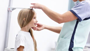 Pediatra midiendo la altura de una ni&ntilde;a