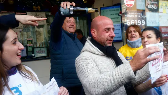 Un barrio de Sant Boi donde sorteaban décimos entre calvos reparte 7,5 millones con el tercer premio de la Lotería Un barrio de Sant Boi donde sorteaban décimos entre calvos reparte 7,5 millones con el tercer premio de la Lotería