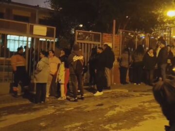 Entrada a la parroquia donde han acogido a inmigrantes del B9