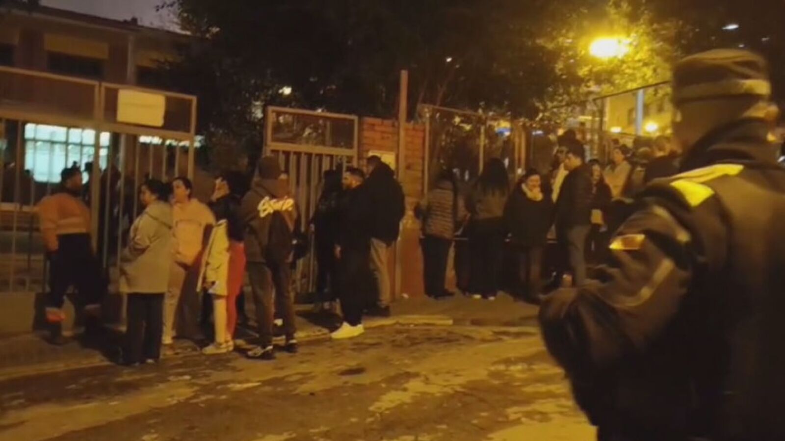Tensión en Badalona al impedir que los desalojados del B9 duerman en una parroquia