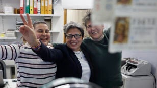 Trabajadores de la administraci&oacute;n de loter&iacute;as del n&uacute;mero 10 de la calle Barquillo