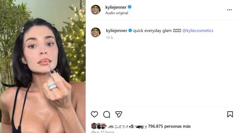 Kylie Jenner maquillándose