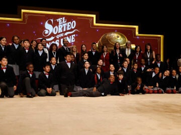 Los ni&ntilde;os de San Ildefonso posan tras el sorteo