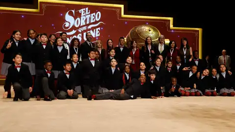 Los niños de San Ildefonso posan tras el sorteo Los niños de San Ildefonso posan tras el sorteo