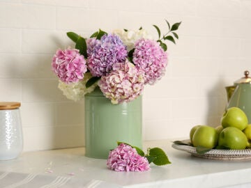 Jarr&oacute;n con hortensias