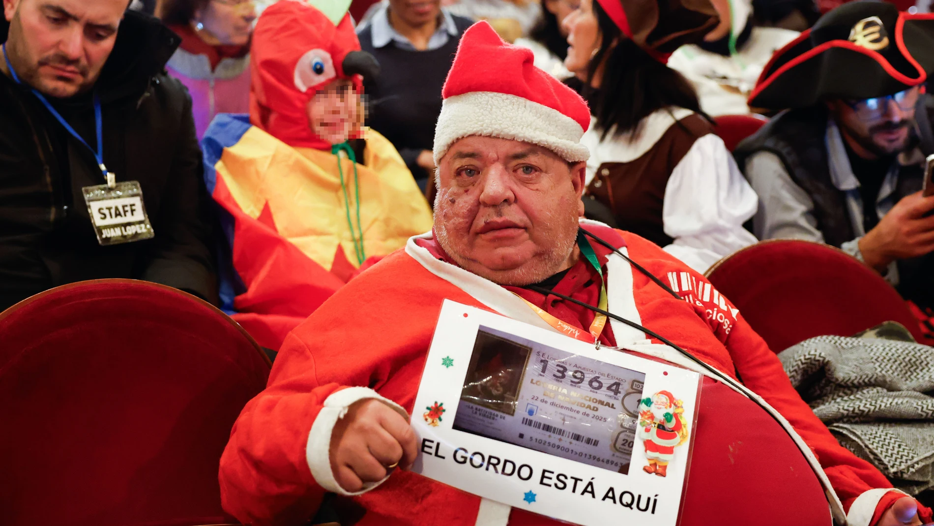 Un asistente tras tomar asiento en el Teatro Real Un asistente tras tomar asiento en el Teatro Real