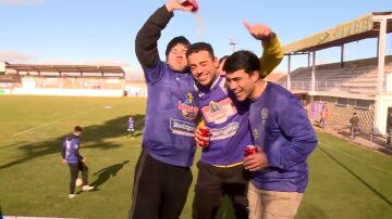 Los jugadores del club de La Ba&ntilde;eza celebrando el Gordo