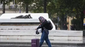 Imagen de archivo de una mujer caminando bajo la lluvia. Imagen de archivo de una mujer caminando bajo la lluvia.