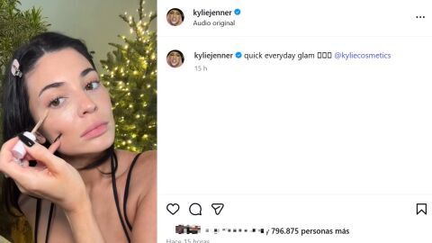 Kylie Jenner maquillándose