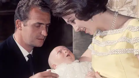 Don Juan Carlos y doña Sofía con su hijo Felipe Don Juan Carlos y doña Sofía con su hijo Felipe