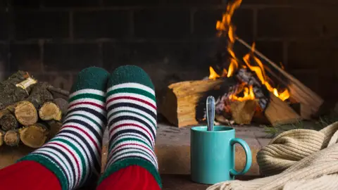 Invierno frente a la chimenea Invierno frente a la chimenea