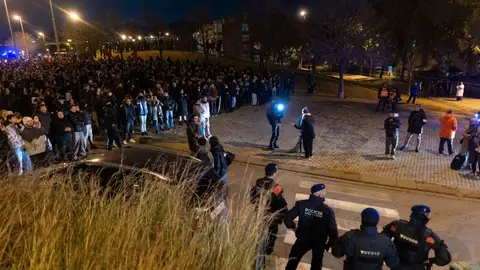Concentraciones de signo contrario en Badalona (Barcelona) por los desalojados del B9 Concentraciones de signo contrario en Badalona (Barcelona) por los desalojados del B9