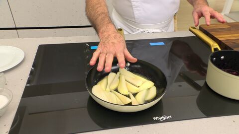Pela las peras, retírales el corazón, córtalas en gajos, introdúcelas en la sartén