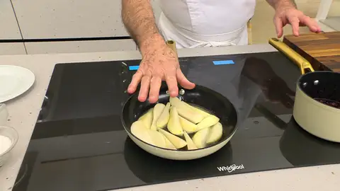 Pela las peras, retírales el corazón, córtalas en gajos, introdúcelas en la sartén Pela las peras, retírales el corazón, córtalas en gajos, introdúcelas en la sartén