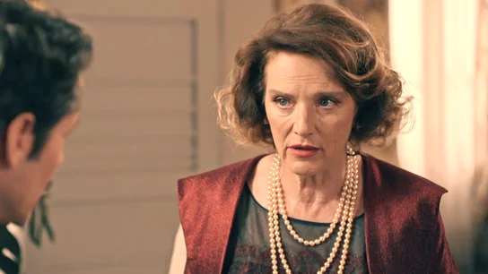 Doña Clara le sugiere a Pelayo que ofrezca a Cárdenas un buen puesto fuera de Doña Clara le sugiere a Pelayo que ofrezca a Cárdenas un buen puesto fuera de