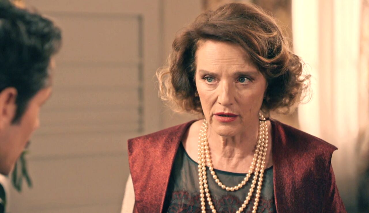 Do&ntilde;a Clara le sugiere a Pelayo que ofrezca a C&aacute;rdenas un buen puesto fuera de 