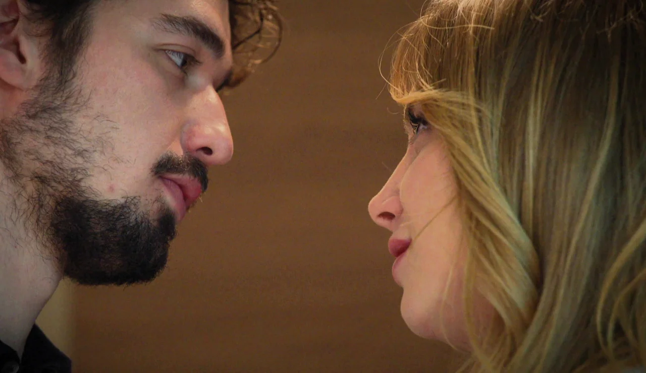 Uras juega con fuego para recuperar a Seren y vuelve a traicionarla besando a Maral