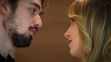 Uras juega con fuego para recuperar a Seren y vuelve a traicionarla besando a Maral Uras juega con fuego para recuperar a Seren y vuelve a traicionarla besando a Maral