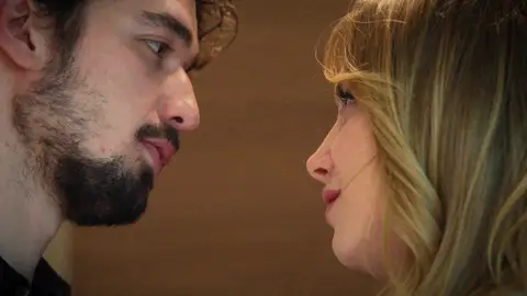 Uras juega con fuego para recuperar a Seren y vuelve a traicionarla besando a Maral Uras juega con fuego para recuperar a Seren y vuelve a traicionarla besando a Maral