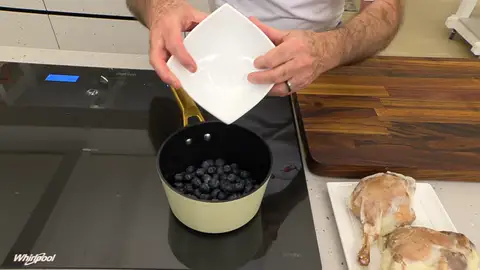 Agrega la miel y el zumo del limón Agrega la miel y el zumo del limón