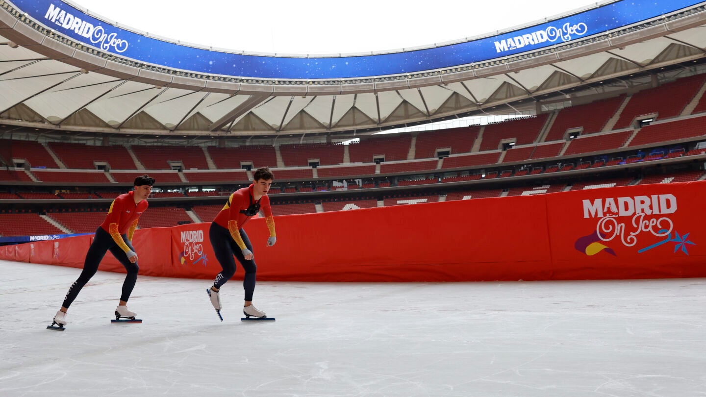 Los patinadores de velocidad Nil Llop y Daniel Milagros en la pista 'Madrid On Ice' del Riyadh Air Metropolitano