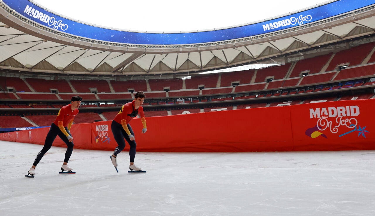 Los patinadores de velocidad Nil Llop y Daniel Milagros en la pista 'Madrid On Ice' del Riyadh Air Metropolitano