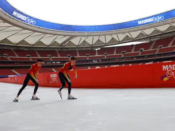 Los patinadores de velocidad Nil Llop y Daniel Milagros en la pista 'Madrid On Ice' del Riyadh Air Metropolitano Los patinadores de velocidad Nil Llop y Daniel Milagros en la pista 'Madrid On Ice' del Riyadh Air Metropolitano