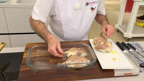 Coloca los confits sobre una la fuente apta para el horno Coloca los confits sobre una la fuente apta para el horno