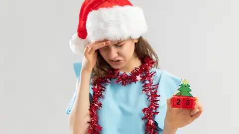 Una mujer con cara de disgusto en Navidad Una mujer con cara de disgusto en Navidad