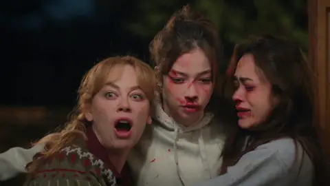 Bahar entra en pánico: Umay y Parla aparecen heridas y la noche acaba en tragedia para los Yazuzoğlu Bahar entra en pánico: Umay y Parla aparecen heridas y la noche acaba en tragedia para los Yazuzoğlu