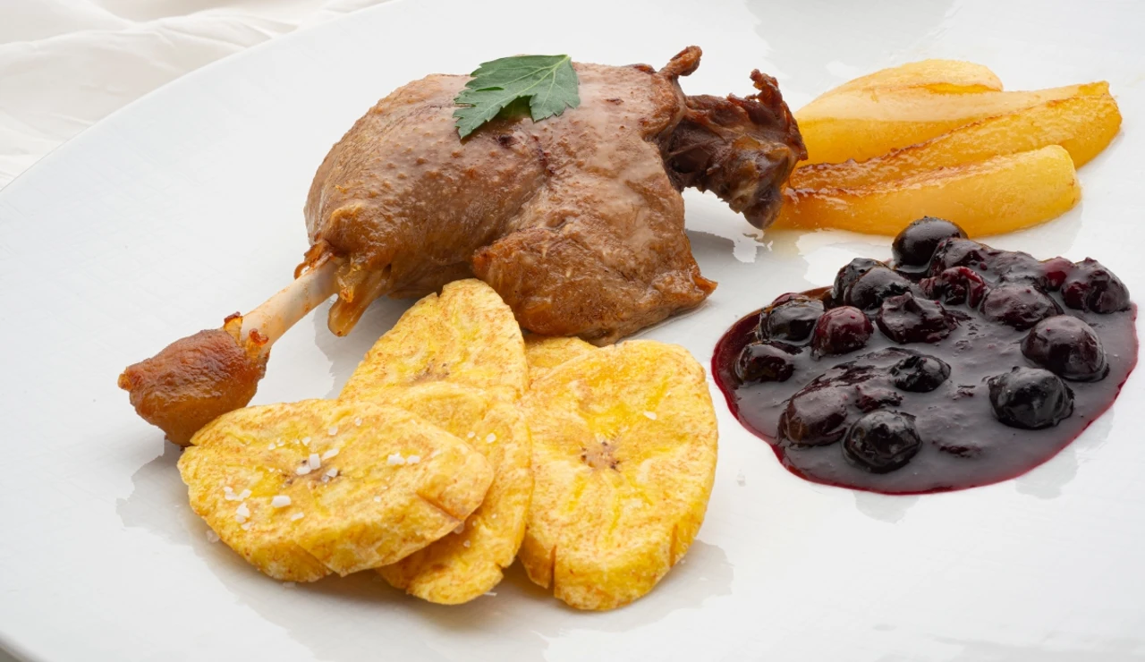 Cofit de pato con plátano frito y salsa de arándanos