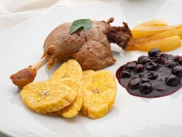 Cofit de pato con pl&aacute;tano frito y salsa de ar&aacute;ndanos