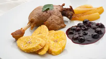 Cofit de pato con plátano frito y salsa de arándanos Cofit de pato con plátano frito y salsa de arándanos