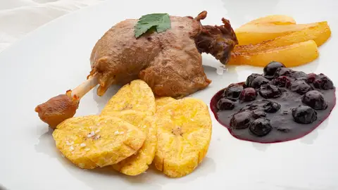 Cofit de pato con plátano frito y salsa de arándanos Cofit de pato con plátano frito y salsa de arándanos