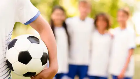 Niños con una pelota de fútbol Niños con una pelota de fútbol