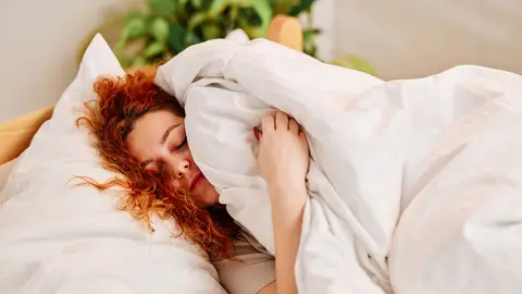 Mujer con resaca Mujer con resaca