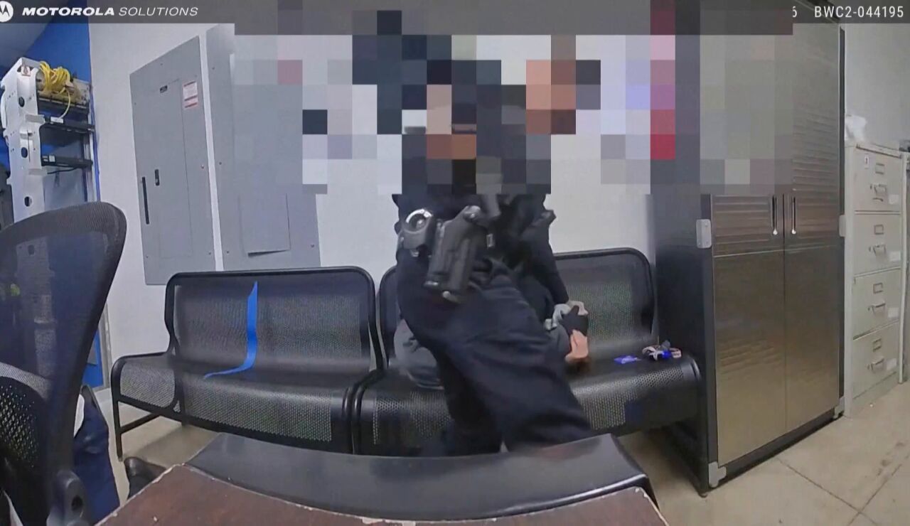 Un agente de polic&iacute;a reduciendo al joven que intent&oacute; disparar en el interior del centro