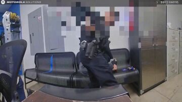 Un agente de polic&iacute;a reduciendo al joven que intent&oacute; disparar en el interior del centro