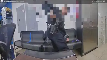 Un agente de policía reduciendo al joven que intentó disparar en el interior del centro Un agente de policía reduciendo al joven que intentó disparar en el interior del centro