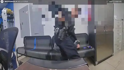 Un agente de policía reduciendo al joven que intentó disparar en el interior del centro Un agente de policía reduciendo al joven que intentó disparar en el interior del centro