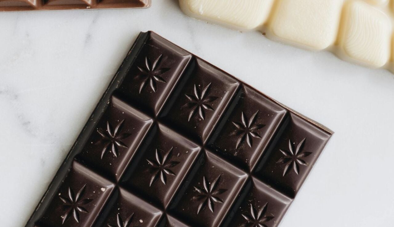 Imagen de archivo de una tableta de chocolate negro