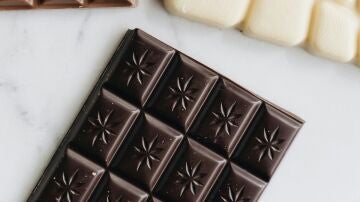 Imagen de archivo de una tableta de chocolate negro