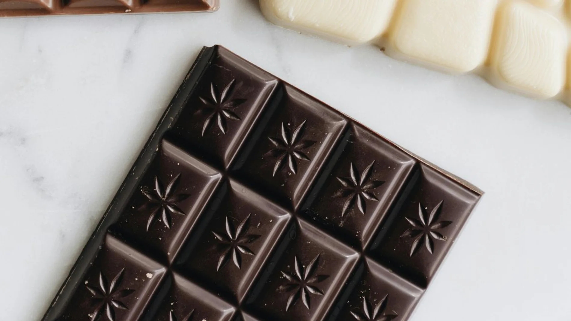 Imagen de archivo de una tableta de chocolate negro Imagen de archivo de una tableta de chocolate negro