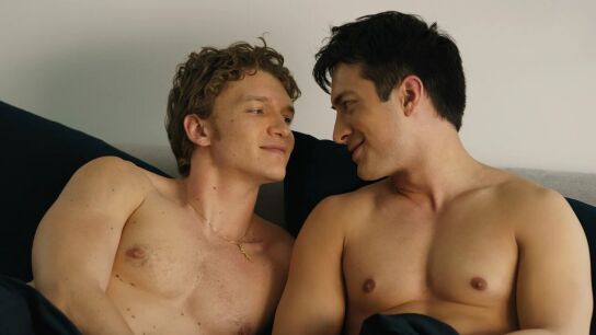 Connor Storrie y Hudson Williams como Ilya Rozanov y Shane Hollander en Heated Rivalry