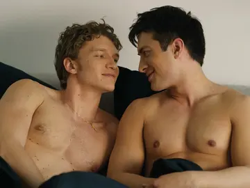 Connor Storrie y Hudson Williams como Ilya Rozanov y Shane Hollander en Heated Rivalry Connor Storrie y Hudson Williams como Ilya Rozanov y Shane Hollander en Heated Rivalry